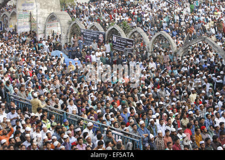 Dhaka, Bangladesch. 27. Januar 2015. Namaz-e-Janaza Khaleda Zia Sohnes Arafat Rahman Coco hielt nach dem Asr Gebet, Dhaka, Bangladesch am Baitul Mukarram National Mosque. Tausende von BNP-Fans nahmen an der Janaza. © Suvra Kanti Das/ZUMA Wire/ZUMAPRESS.com/Alamy Live-Nachrichten Stockfoto