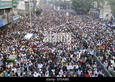 Dhaka, Bangladesch. 27. Januar 2015. Namaz-e-Janaza Khaleda Zia Sohnes Arafat Rahman Coco hielt nach dem Asr Gebet, Dhaka, Bangladesch am Baitul Mukarram National Mosque. Tausende von BNP-Fans nahmen an der Janaza. © Suvra Kanti Das/ZUMA Wire/ZUMAPRESS.com/Alamy Live-Nachrichten Stockfoto