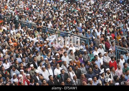 Dhaka, Bangladesch. 27. Januar 2015. Namaz-e-Janaza Khaleda Zia Sohnes Arafat Rahman Coco hielt nach dem Asr Gebet, Dhaka, Bangladesch am Baitul Mukarram National Mosque. Tausende von BNP-Fans nahmen an der Janaza. © Suvra Kanti Das/ZUMA Wire/ZUMAPRESS.com/Alamy Live-Nachrichten Stockfoto