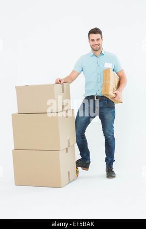 Kurier-Mann mit Kartons Stockfoto