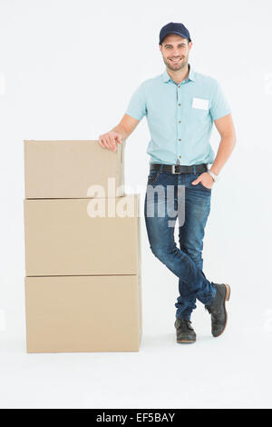 Zuversichtlich Lieferbote mit Kartons Stockfoto