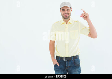 Glücklich Lieferung Mann hielt leere Karte Stockfoto