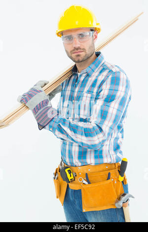 Bauarbeiter mit Holzbohlen Stockfoto