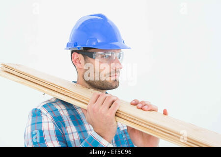 Zuversichtlich Zimmermann mit Holzbohlen Stockfoto