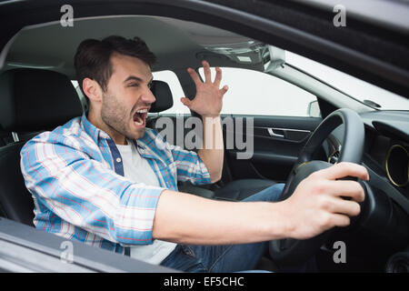 Junger Mann erlebt Wut im Straßenverkehr Stockfoto