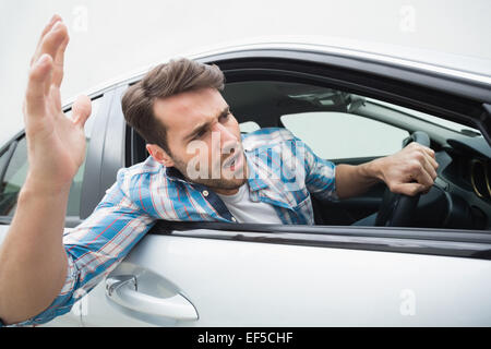 Junger Mann erlebt Wut im Straßenverkehr Stockfoto