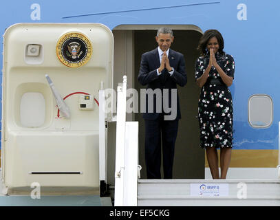 Neu-Delhi, Indien. 27. Januar 2015. US-Präsident Barack Obama und erste Lady Michelle Obama Geste, als sie vor der Abreise von Palam Air Force Station in Neu-Delhi, Indien, 27. Januar 2015 Air Force One an Bord. © Partha Sarkar/Xinhua/Alamy Live-Nachrichten Stockfoto
