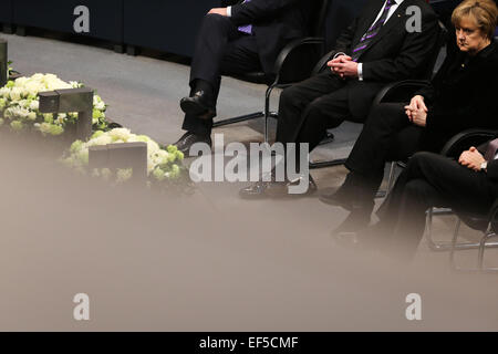 Berlin, Deutschland. 27. Januar 2015. Bundeskanzlerin Angela Merkel besucht eine Meeting-Sitzung zum Gedenken an den 70. Jahrestag der Befreiung des Vernichtungslagers Auschwitz Nazi im Bundestag, das Unterhaus des Parlaments, in Berlin, Deutschland, am 27. Januar 2015. © Zhang Fan/Xinhua/Alamy Live-Nachrichten Stockfoto