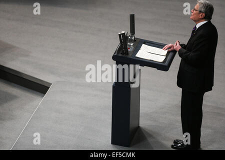 Berlin, Deutschland. 27. Januar 2015. Der deutsche Bundespräsident Joachim Gauck spricht während einer Sitzung in Gedenken an den 70. Jahrestag der Befreiung des Vernichtungslagers Auschwitz Nazi im Bundestag, das Unterhaus des Parlaments, in Berlin, Deutschland, am 27. Januar 2015. © Zhang Fan/Xinhua/Alamy Live-Nachrichten Stockfoto