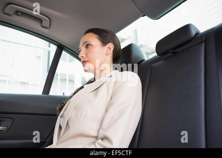 Hilfsbereit Geschäftsfrau sitzt auf dem Rücksitz Stockfoto
