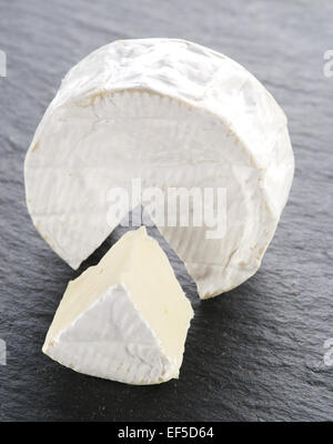 Camembert Käse auf die graue Steinoberfläche. Stockfoto