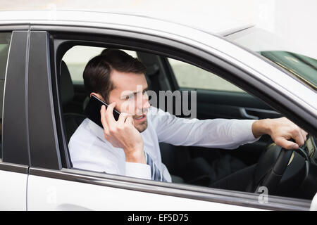 Wütend Geschäftsmann auf dem Handy Stockfoto