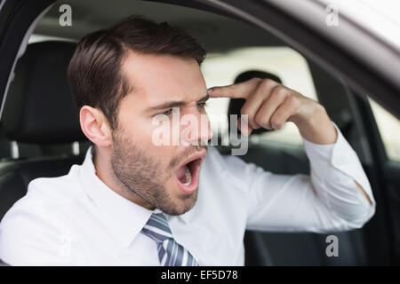 Geschäftsmann erleben Wut im Straßenverkehr Stockfoto