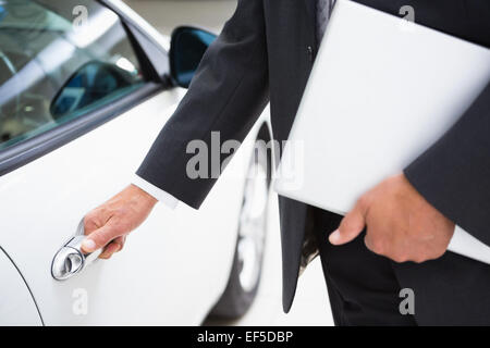 Mann, der ein Auto hält Türgriffe Zwischenablage mit gedrückter Stockfoto