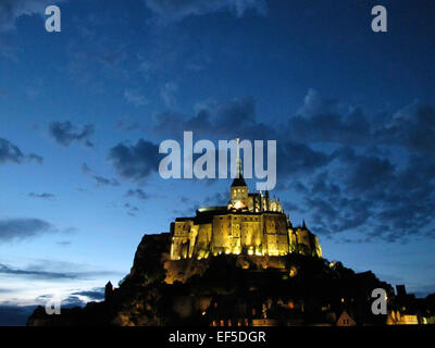 Mont Saint-Michel ist nachts beleuchtet. Stockfoto