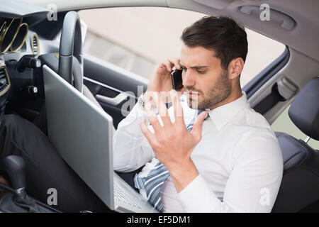 Geschäftsmann, arbeiten in den Fahrersitz Stockfoto