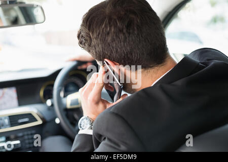 Jungunternehmer am Telefon Stockfoto