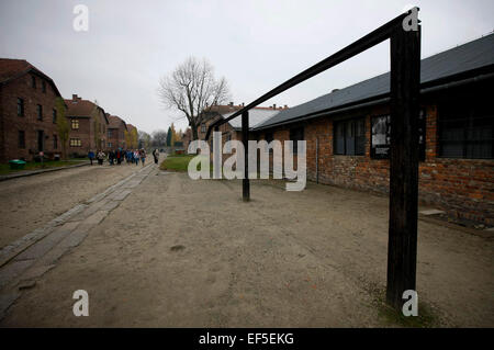 (150127)--Brüssel, 27. Januar 2015 (Xinhua)--Foto aufgenommen am 9. November 2012 zeigt den Galgen einmal verwendet während die größte öffentliche Hinrichtung von Gefangenen am 19. Juli 1943 in das ehemalige Konzentrationslager Auschwitz in Oswiecim, Polen. Die Feierlichkeiten zum 70. Jahrestag der Befreiung von Auschwitz Konzentration Lagers begann am Dienstagmorgen in der polnischen südlichen Stadt Oswiecim. Das Konzentrationslager wurde 1940 von den deutschen vor allem für das Ziel der polnischen Gefangenen einsperren gegründet. Seit 1942 wird er Europas eines der größten Orte jüdischen Vernichtungskrieg, mit mehr als 1,1 Millionen Stockfoto