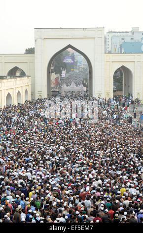 Dhaka, Bangladesch. 27. Januar 2015. Millionen von Menschen besuchen die Namaz e Janaza (Totengebet) von Arafat Rahman Koko, Sohn von Bangladesch ehemaliger Premierminister Khaleda Zia, in nationale Moschee in Dhaka, Bangladesh, 27. Januar 2015. Der jüngste Sohn von Bangladesch Ex-Premierministerin Khaleda Zia starb am Samstag in einem Krankenhaus in Malaysia. © Shariful Islam/Xinhua/Alamy Live-Nachrichten Stockfoto