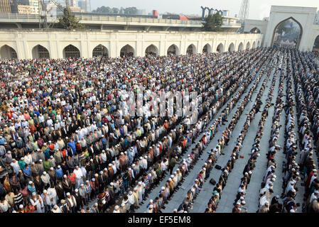 Dhaka, Bangladesch. 27. Januar 2015. Millionen von Menschen besuchen die Namaz e Janaza (Totengebet) von Arafat Rahman Koko, Sohn von Bangladesch ehemaliger Premierminister Khaleda Zia, in nationale Moschee in Dhaka, Bangladesh, 27. Januar 2015. Der jüngste Sohn von Bangladesch Ex-Premierministerin Khaleda Zia starb am Samstag in einem Krankenhaus in Malaysia. © Shariful Islam/Xinhua/Alamy Live-Nachrichten Stockfoto