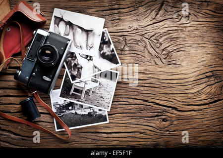 Alten Messsucherkamera und schwarz-weiß-Fotos auf dem alten Holztisch. Stockfoto