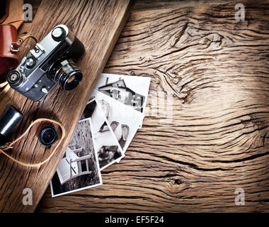 Alten Messsucherkamera und schwarz-weiß-Fotos auf dem alten Holztisch. Stockfoto