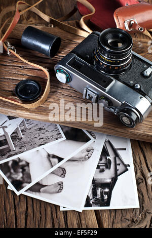Alten Messsucherkamera und schwarz-weiß-Fotos auf dem alten Holztisch. Stockfoto