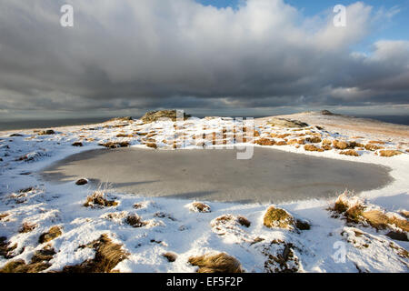 Gefrorenen Teich auf High Willhays mit ja Tor in der Ferne Dartmoor National Park Devon Uk Stockfoto