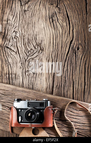 Alten Messsucherkamera auf dem alten Holztisch. Stockfoto