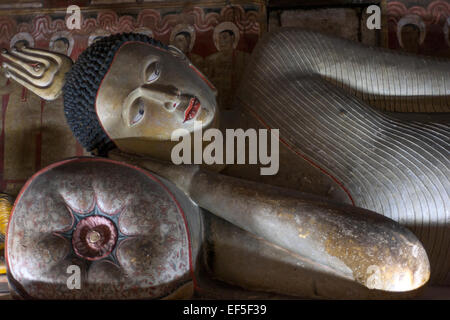 Reclining Buddha Statue hautnah in Höhle Tempel von Dambulla, Sri Lanka Stockfoto