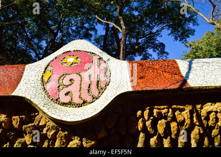 Ortseingangsschild. Park Güell von Antoni Gaudi Architekten entworfen. Barcelona, Katalonien, Spanien. Stockfoto