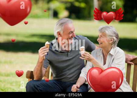 Montagebild von älteres Paar auf einer Bank ein Eis essen Stockfoto