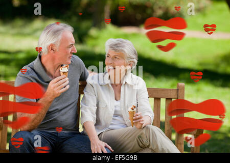 Montagebild von älteres Paar auf einer Bank ein Eis essen Stockfoto