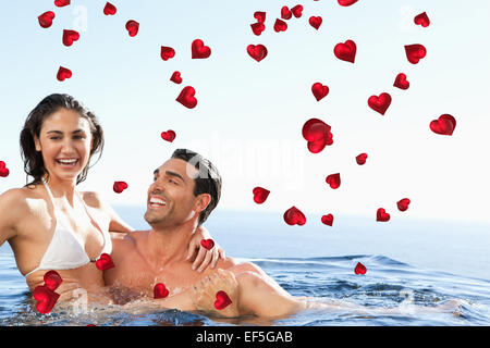 Zusammengesetztes Bild des Paares Zeit zusammen im Pool genießen Stockfoto
