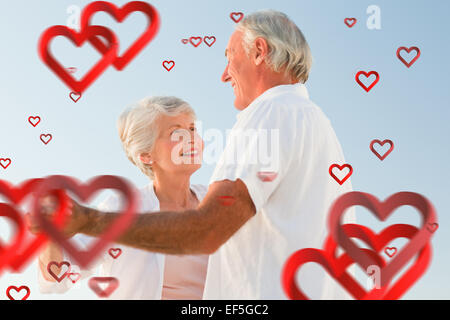 Montagebild von älteres paar tanzen am Strand Stockfoto