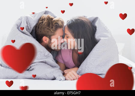 Zusammengesetztes Bild des Paares in die Decke gewickelt Stockfoto