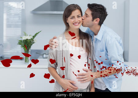 Zusammengesetztes Bild des Menschen, seine schwangere Frau küssen Stockfoto