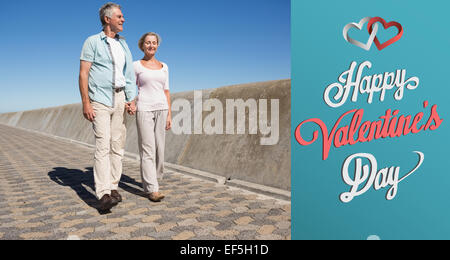 Zusammengesetztes Bild von glücklichen senior paar zu Fuß auf dem pier Stockfoto