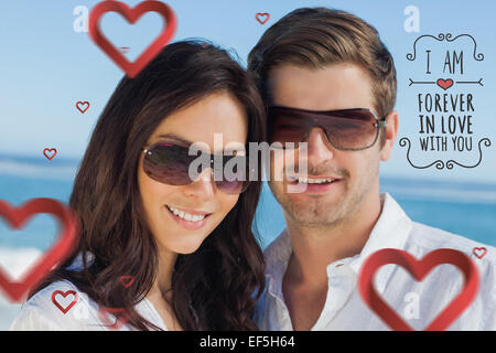 Zusammengesetztes Bild des lächelnden paar Sonnenbrille und Blick in die Kamera Stockfoto