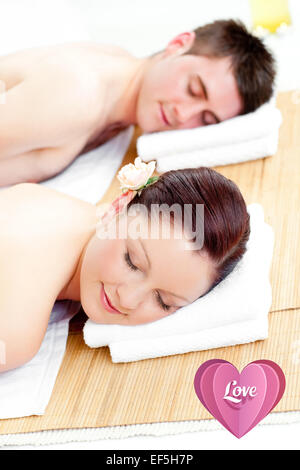 Zusammengesetztes Bild der paar auf einem Massagetisch liegen im Ruhezustand Stockfoto