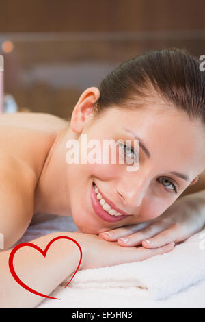 Zusammengesetztes Bild der schönen Frau liegend auf Massagetisch im Wellnesscenter Stockfoto