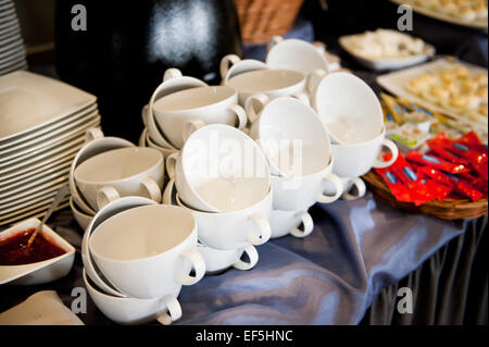 Buffet-Sammelsurium schwedischen Tisch Teetassen Stockfoto