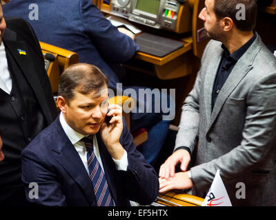 Kiew, Ukraine. 27. Januar 2015. Oleg Lyashko, Führer der radikalen Partei in der Halle des Verkhovna Rada. --Verkhovna Rada der Ukraine heute, 27. Januar 2015, in einer Erklärung Russisch verleiht den Status "Aggressor-Staat", und suchen Anerkennung der abtrünnigen Donezk und Lugansk Volks Republik Terrororganisationen.  Das Dokument wurde heute auf einer Sondertagung der Verkhovna Rada verabschiedet, die Initiative unterstützt die 271 MP. Sein Projekt vorgestellt-Stellvertreter der "Selbsthilfe" Anna Gopko. Bildnachweis: Igor Golovnov/Alamy Live-Nachrichten Stockfoto