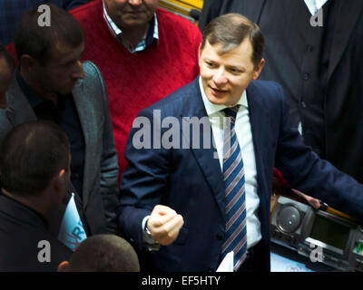 Kiew, Ukraine. 27. Januar 2015. Oleg Lyashko, Führer der radikalen Partei in der Halle des Verkhovna Rada. --Verkhovna Rada der Ukraine heute, 27. Januar 2015, in einer Erklärung Russisch verleiht den Status "Aggressor-Staat", und suchen Anerkennung der abtrünnigen Donezk und Lugansk Volks Republik Terrororganisationen.  Das Dokument wurde heute auf einer Sondertagung der Verkhovna Rada verabschiedet, die Initiative unterstützt die 271 MP. Sein Projekt vorgestellt-Stellvertreter der "Selbsthilfe" Anna Gopko. Bildnachweis: Igor Golovnov/Alamy Live-Nachrichten Stockfoto