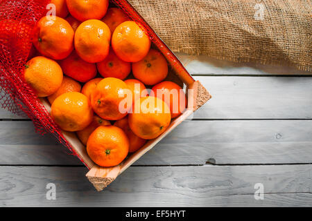 Clementine Früchte in einer Box auf einem Tisch Stockfoto