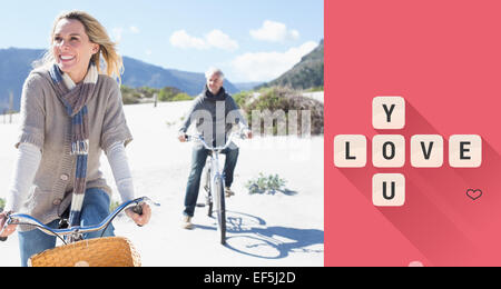 Zusammengesetztes Bild des unbeschwerten paar geht auf eine Radtour am Strand Stockfoto