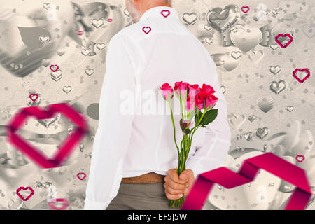 Zusammengesetztes Bild der Mann, der Strauß Rosen hinter Rücken Stockfoto