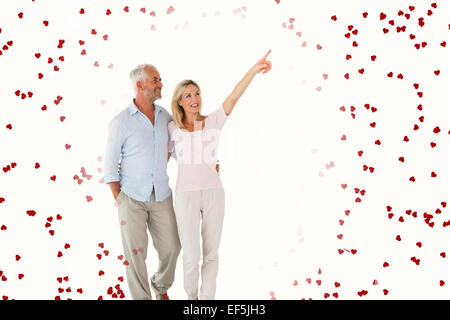 Zusammengesetztes Bild des Lächelns paar zu Fuß und zeigt Stockfoto