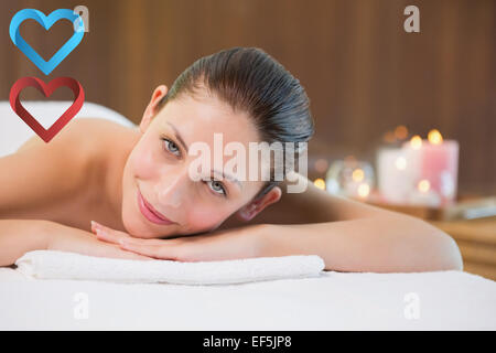 Zusammengesetztes Bild der schönen Frau liegend auf Massagetisch im Wellnesscenter Stockfoto