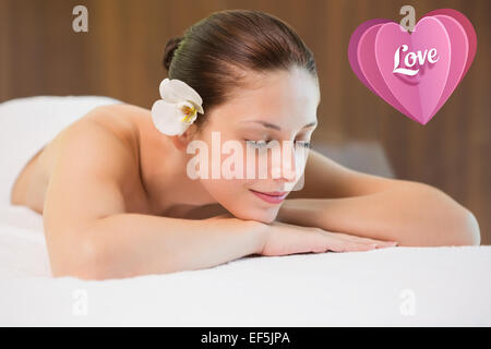 Zusammengesetztes Bild der schönen Frau liegend auf Massagetisch im Wellnesscenter Stockfoto